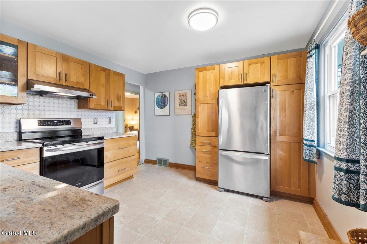 2023 Mc Clellan Street Schenectady, NY 12308 - Photo 4 of 33 20-IMG_7923