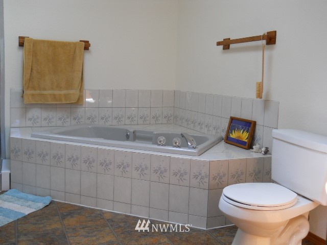 3928 South Bay Road Northeast Olympia, WA 98516 - Photo 7 of 24 Gallery Image 7