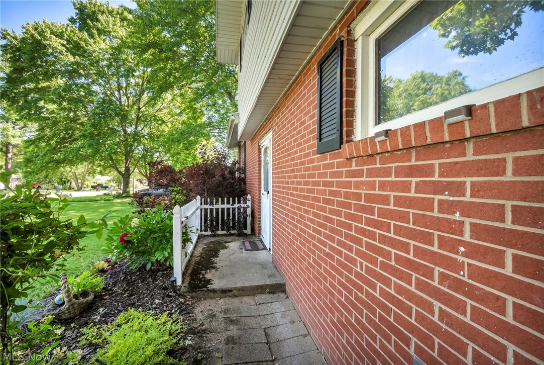 4005 Selnik Road Kent, OH 44240 - Photo 4 of 47