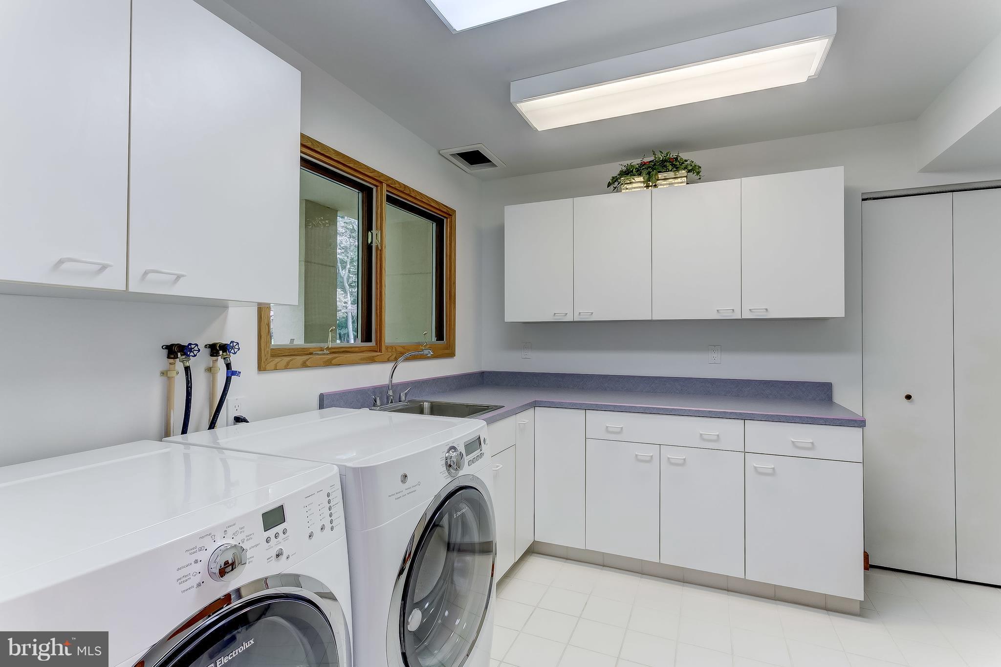 16524 York Road Monkton, MD 21111 - Photo 20 of 33 a view of a kitchen with washer and dryer