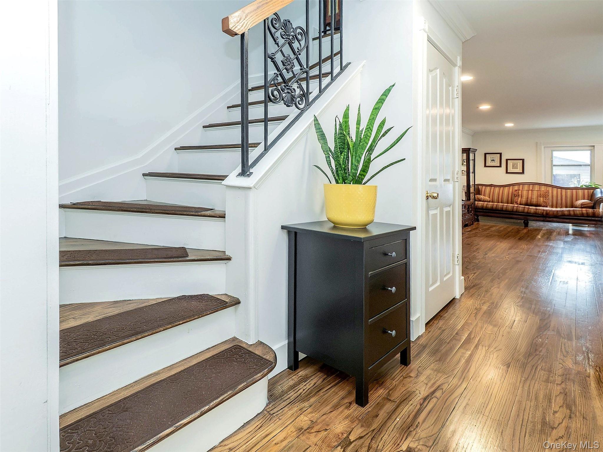 37 Dunwood Road, Unit B Port Washington, NY 11050 - Photo 7 of 27