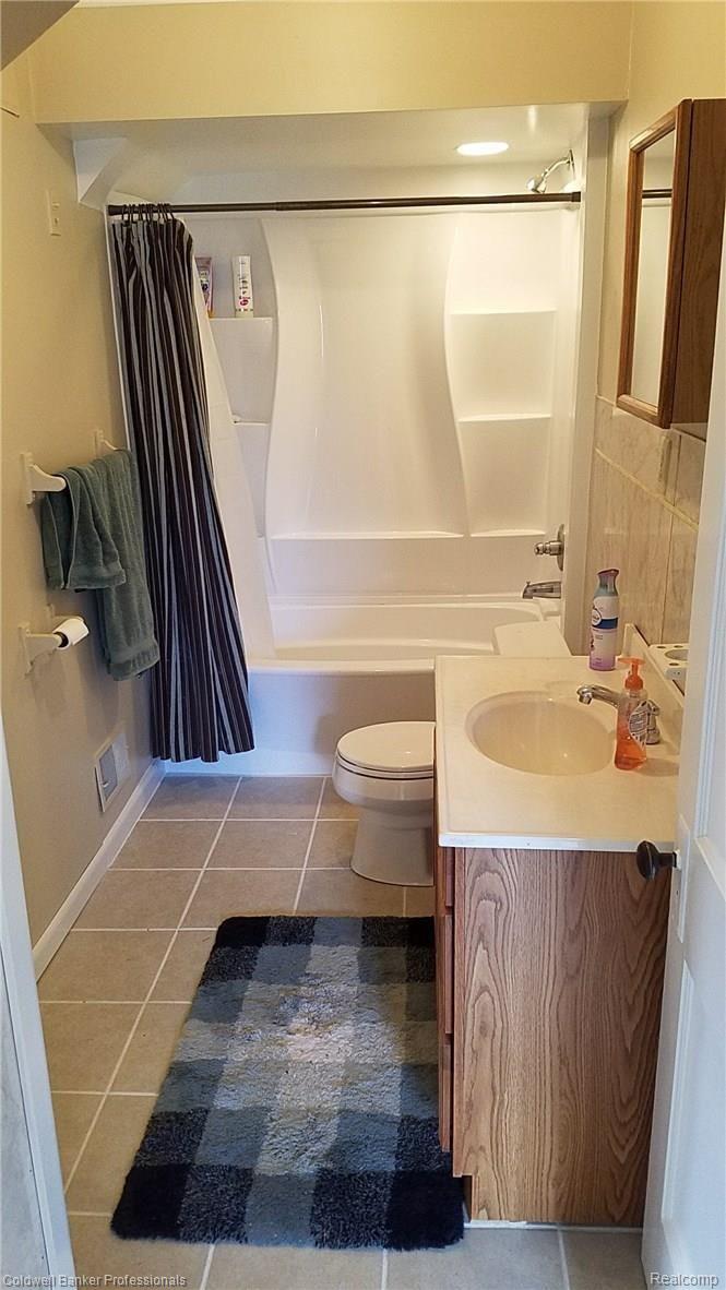 94 North Conklin Road Lake Orion, MI 48362 - Photo 11 of 13 D - Bath.jpg
