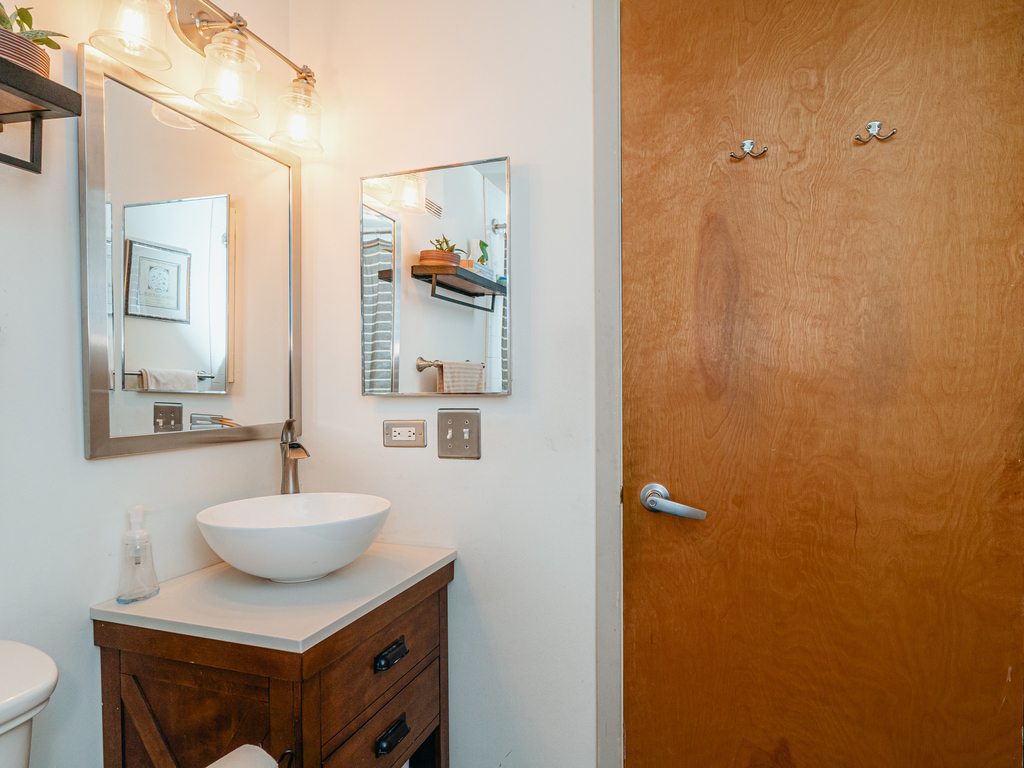 1727 South Indiana Avenue, Unit 324 Chicago, IL 60616 - Photo 19 of 35 a bathroom with a sink and a mirror