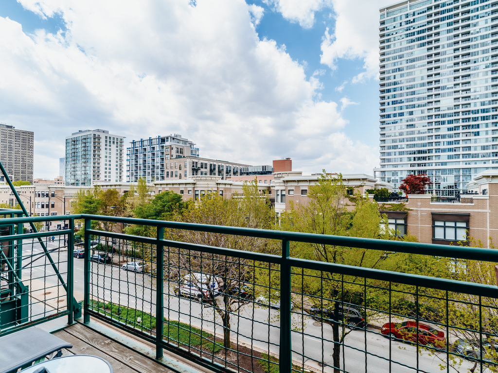 1727 South Indiana Avenue, Unit 324 Chicago, IL 60616 - Photo 21 of 35 a view of city from a balcony