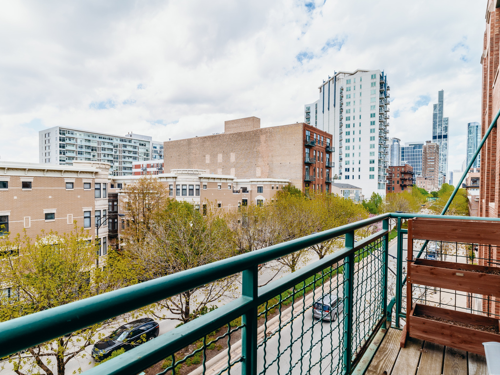 1727 South Indiana Avenue, Unit 324 Chicago, IL 60616 - Photo 23 of 35 a view of a city from a balcony