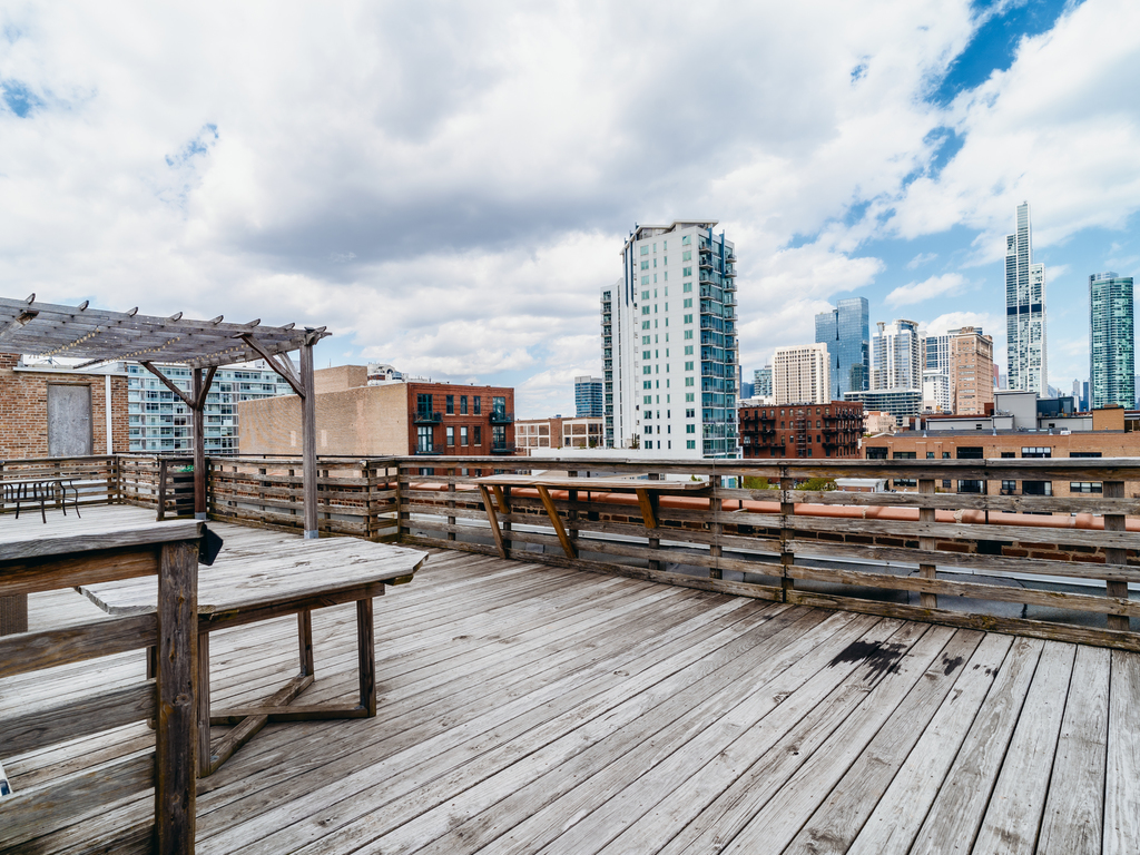 1727 South Indiana Avenue, Unit 324 Chicago, IL 60616 - Photo 27 of 35 a view of a terrace with sitting area