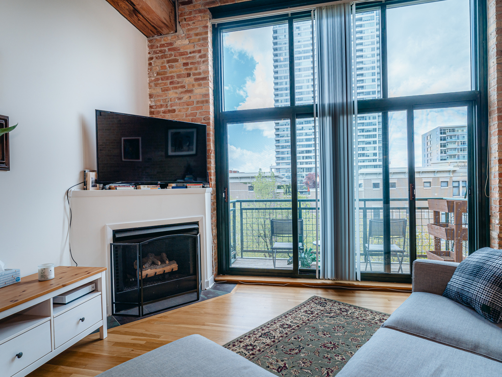 1727 South Indiana Avenue, Unit 324 Chicago, IL 60616 - Photo 7 of 35 a living room with furniture a flat screen tv and a fireplace