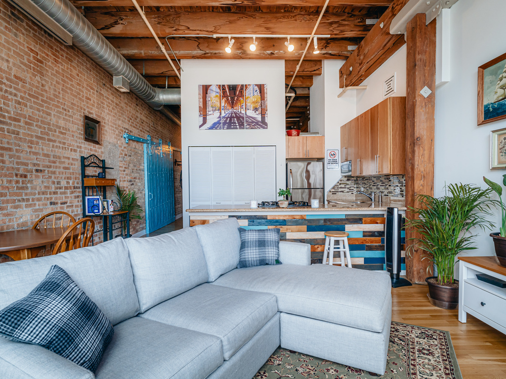 1727 South Indiana Avenue, Unit 324 Chicago, IL 60616 - Photo 8 of 35 a living room with furniture and a couch