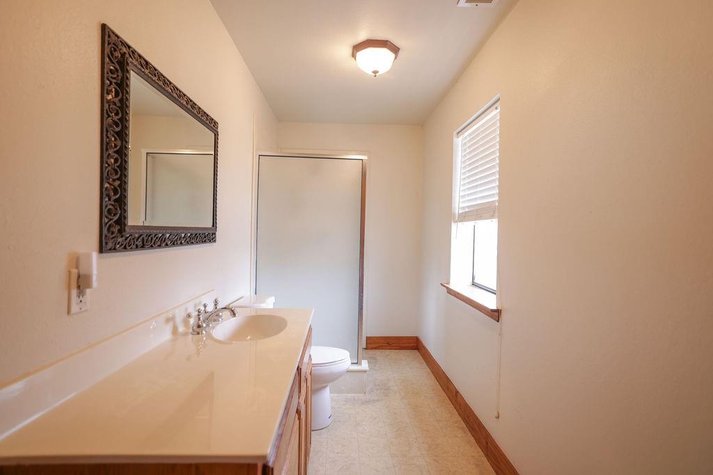 9501 Oakwood Road Quinlan, TX 75474 - Photo 22 of 34 a bathroom with a tub sink and mirror