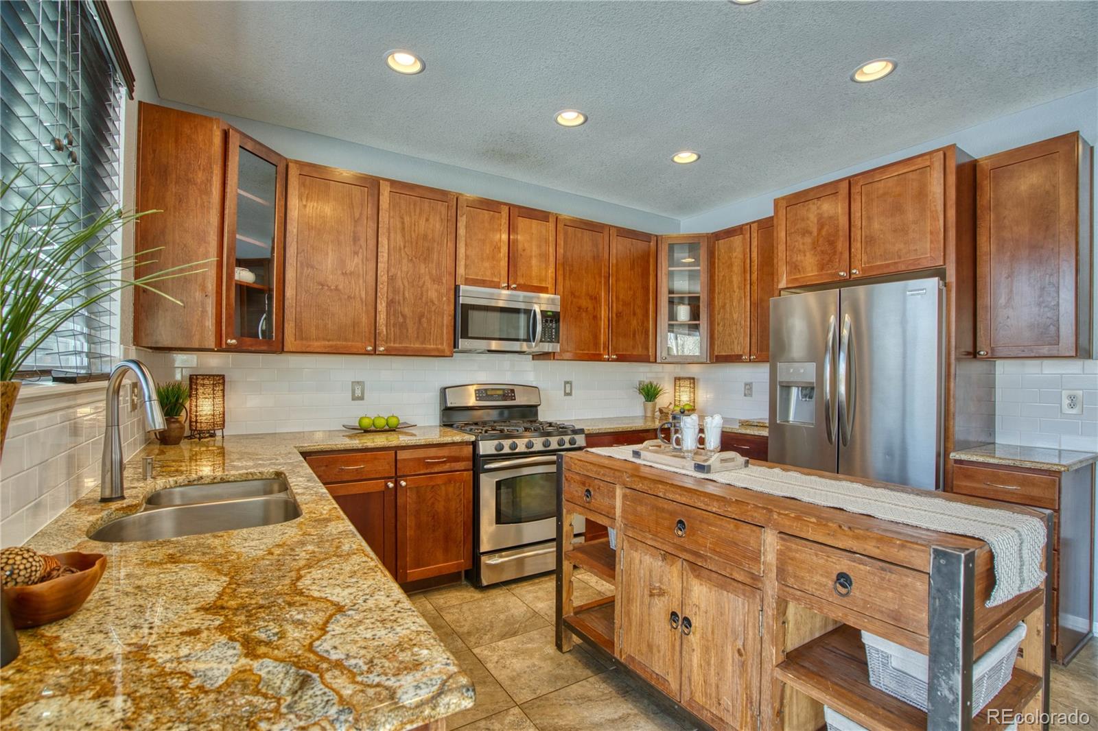 10958 Ashurst Lane Highlands Ranch, CO 80130 - Photo 10 of 34 Gallery Image 10