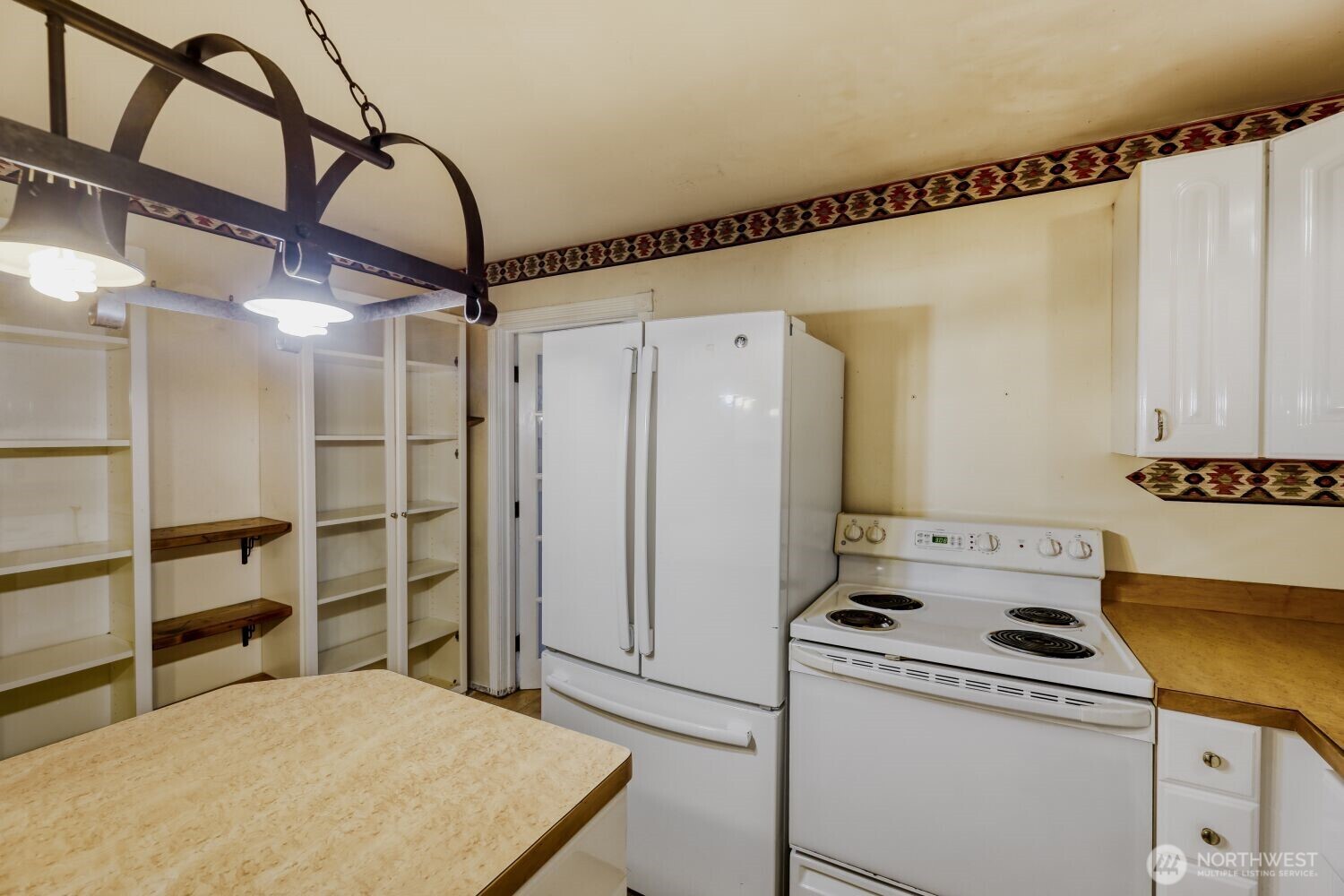 208 78th Place Southwest Everett, WA 98203 - Photo 15 of 36 a kitchen that has a stove and a refrigerator