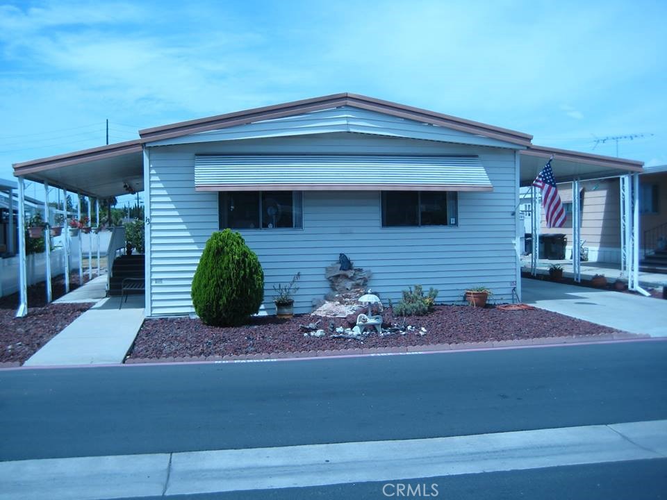 13 Palm Via Anaheim, CA 92801 - Photo 2 of 8 a front view of a house with garden