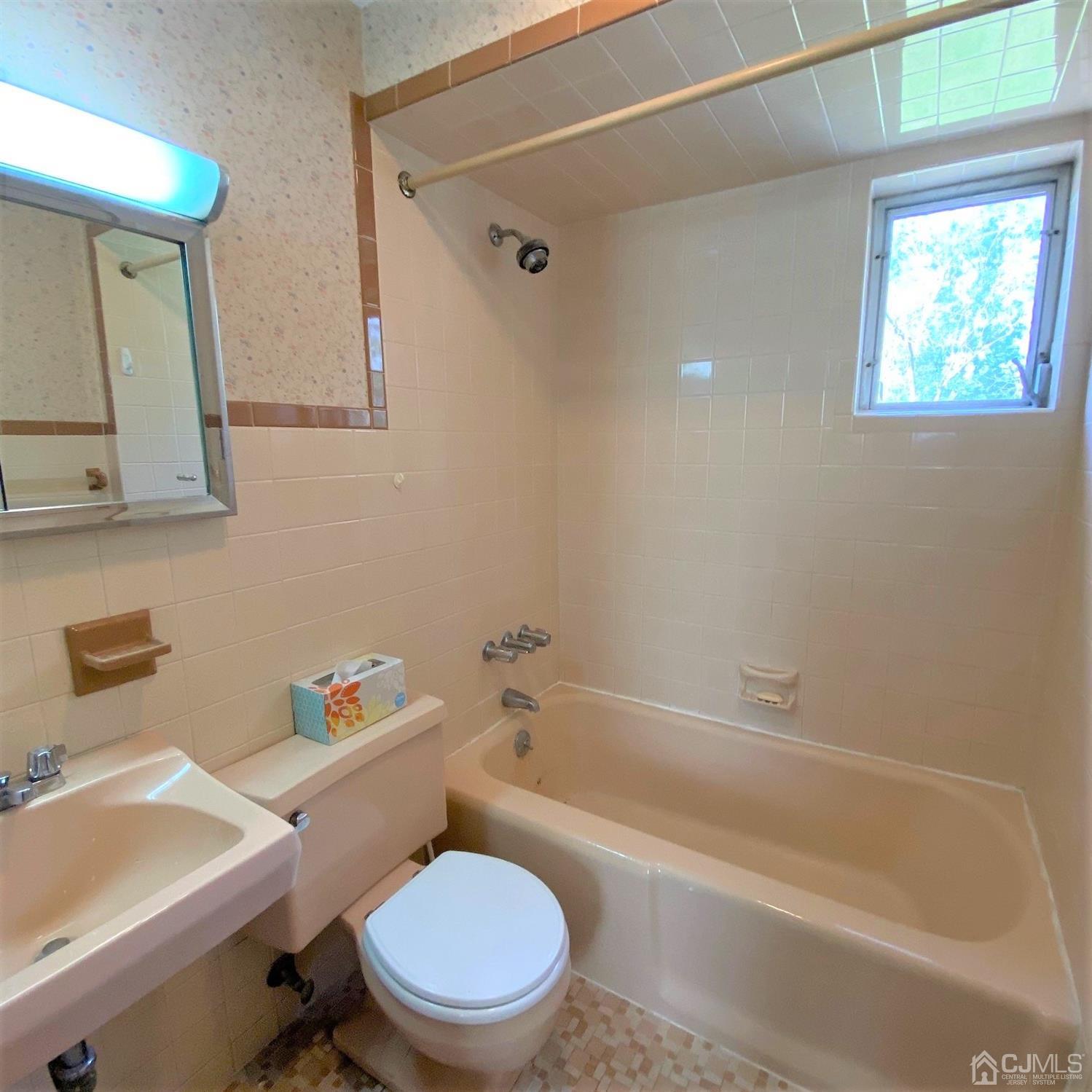 712 Center Street Dunellen, NJ 08812 - Photo 23 of 24 a bath room with a toilet a sink and a bath tub