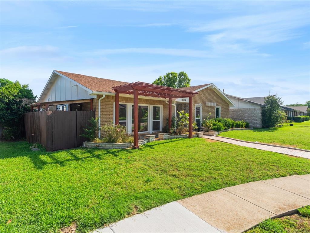1952 Rambling Ridge Lane Carrollton, TX 75007 - Photo 2 of 29