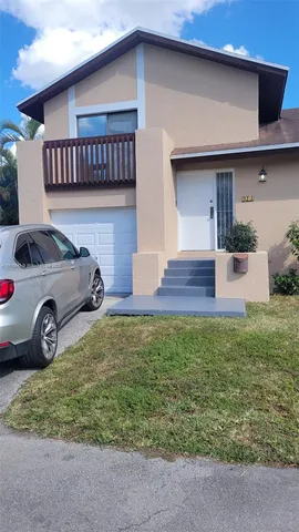 a view of a house with a yard