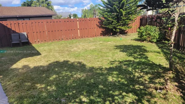 a view of a backyard