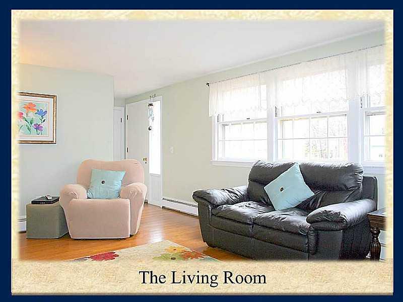 6 Four Winds Road Portland, ME 04102 - Photo 9 of 20 Living room with lots of light!