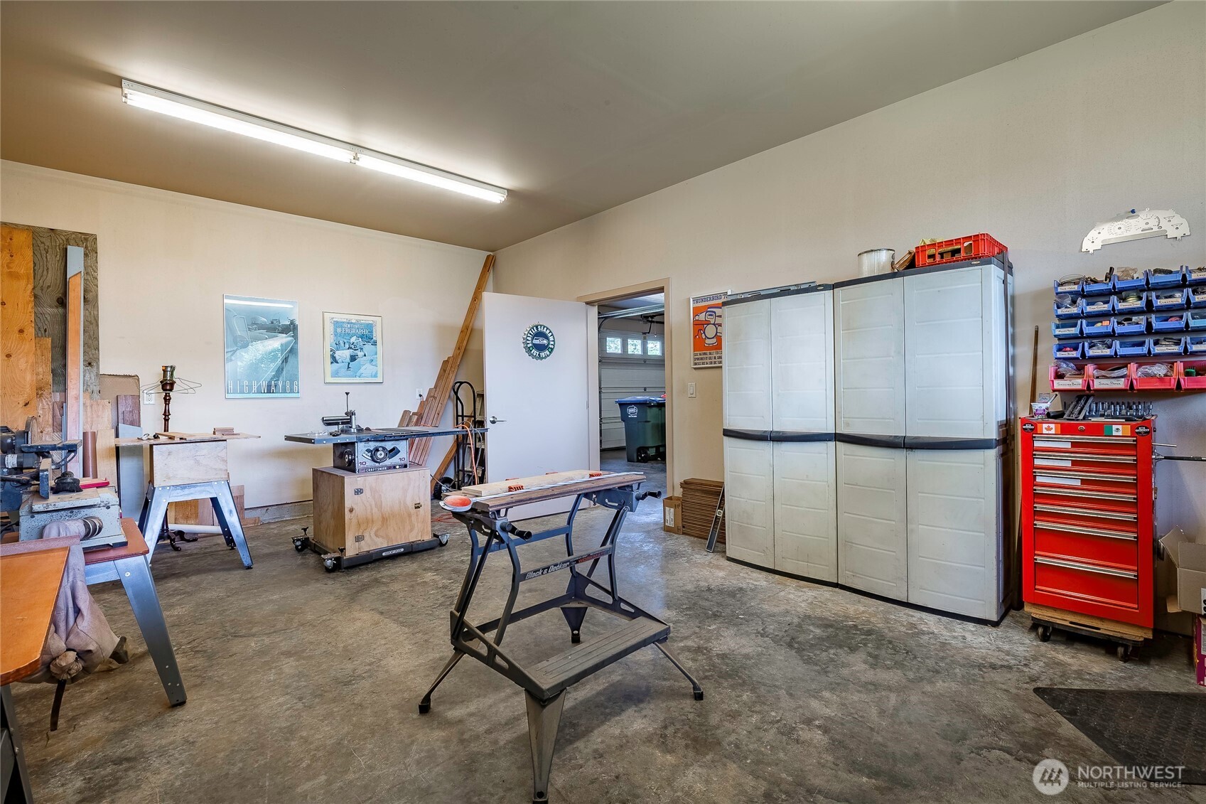 8285 Sunset Street Blaine, WA 98230 - Photo 38 of 38 a workspace with furniture