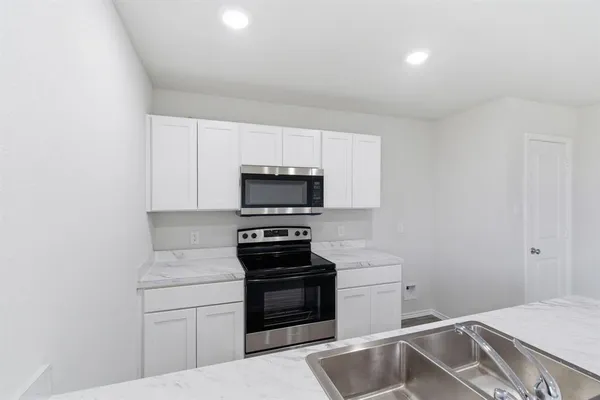 $2,395 | 805 Bluffview Drive, Cleburne, TX 76031