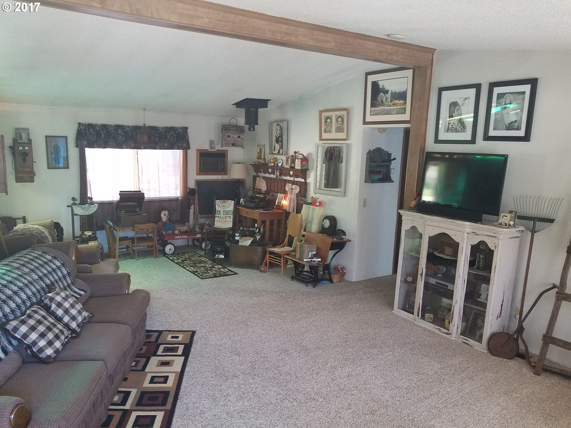 6681 East Loop Road Stevenson, WA 98648 - Photo 15 of 29 Living Room