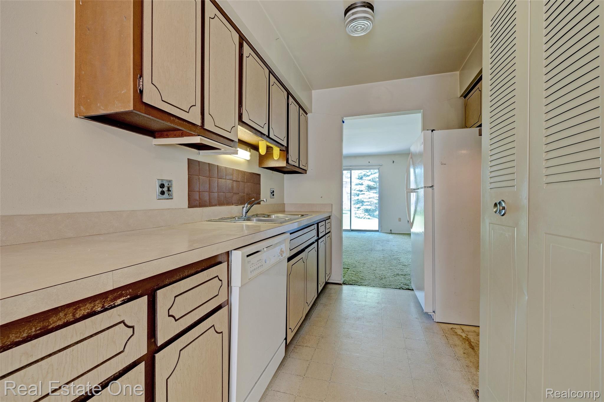 4456 15 Mile Road Sterling Heights, MI 48310 - Photo 8 of 31 8) Kitchen.jpg