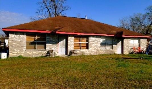 Flex Space that is currently used as a salon, but can easily be converted into a 1 bedroom efficiency apartment with washer dryer connections.