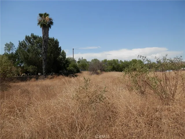 a view of a yard with a house