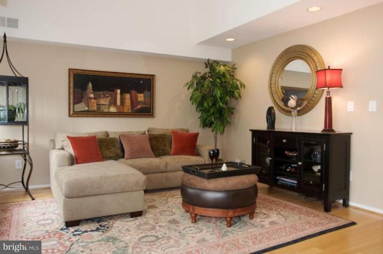 2118 South Bay Lane Reston, VA 20191 - Photo 18 of 26 Living Room