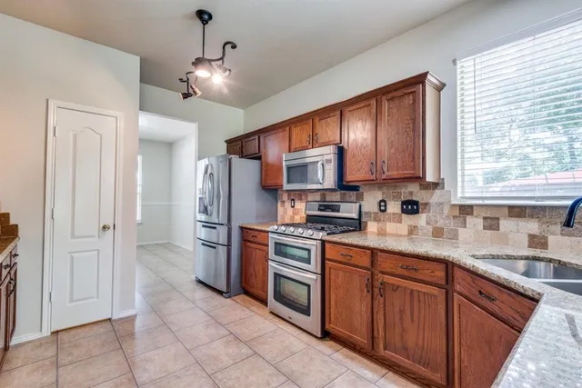 $450,000 | 400 Granite Court, Euless, TX 76040