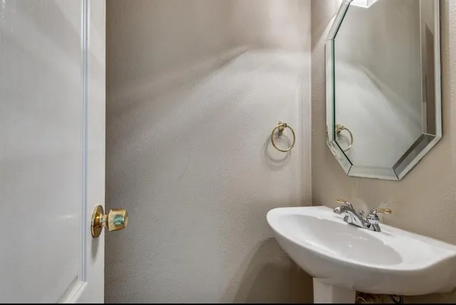 $450,000 | 400 Granite Court, Euless, TX 76040