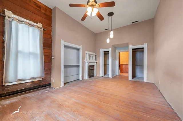 a view of a livingroom with a ceiling fan window and a ceiling fan