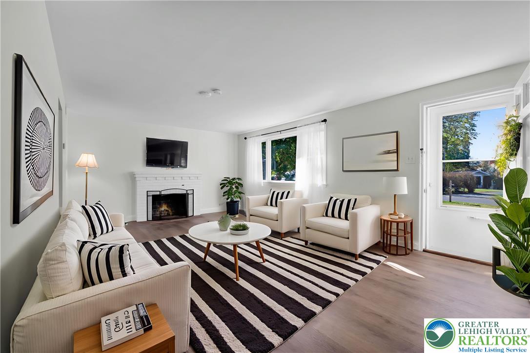 2520 Winston Road Bethlehem, PA 18017 - Photo 5 of 33 Virtually Staged ~ Living Room