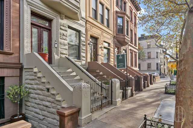 a black and white photo of a room