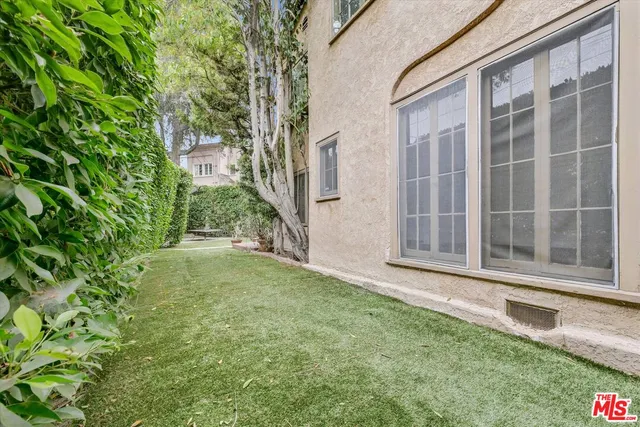 a view of a house with backyard and garden