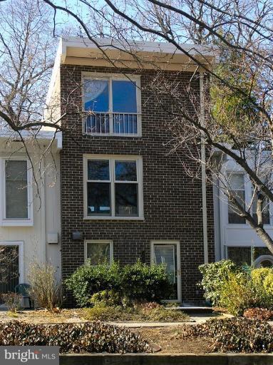 1618 Wainwright Drive Reston, VA 20190 - Photo 1 of 18 Exterior (Main)