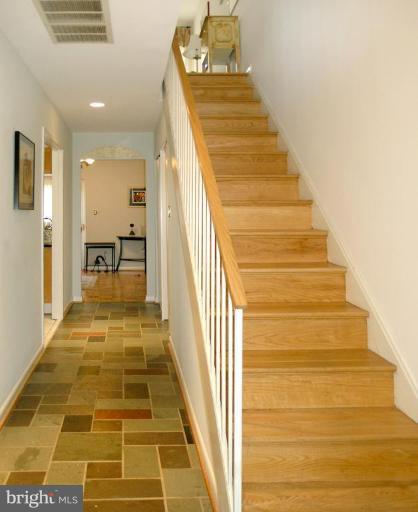 1618 Wainwright Drive Reston, VA 20190 - Photo 2 of 18 Entrance / Foyer