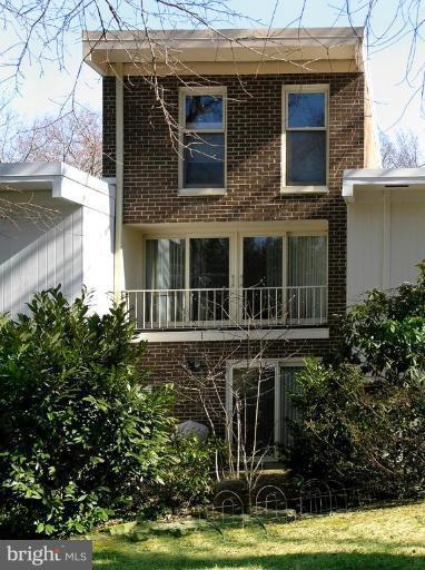 1618 Wainwright Drive Reston, VA 20190 - Photo 17 of 18 Exterior (Rear)