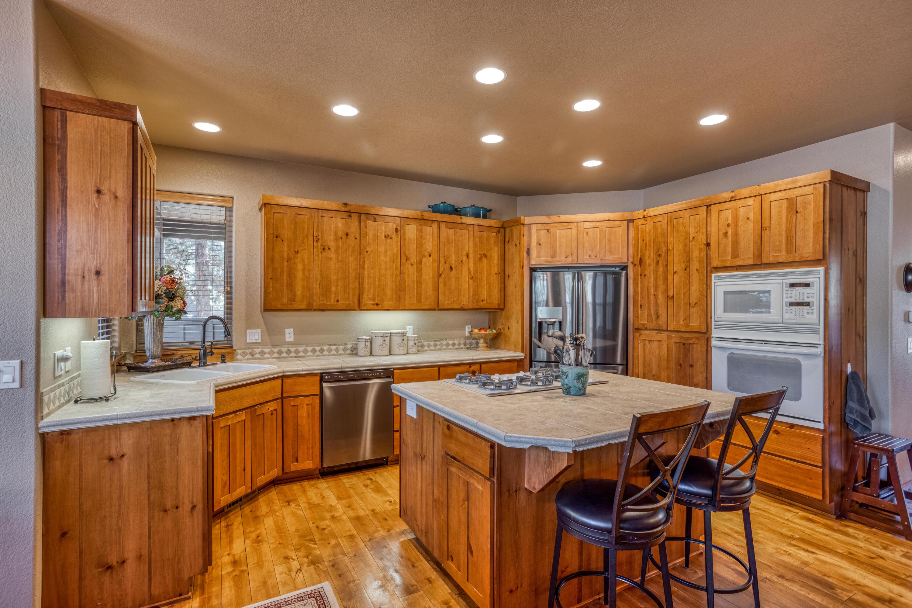 18160 Rager Mountain Lane Sunriver, OR 97707 - Photo 9 of 30 Kitchen