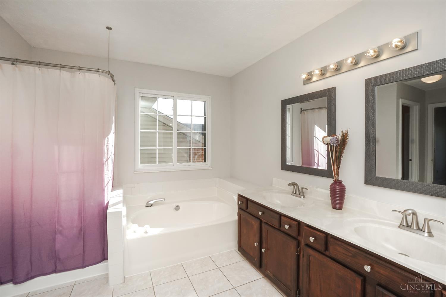 7902 Hackney Circle Maineville, OH 45039 - Photo 19 of 33 Large full bath on upper level with step in shower, soaker tub, and double vanity.