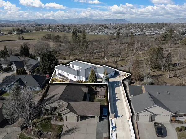$739,900 | 875 North Mountain Avenue, Central Point, OR 97502