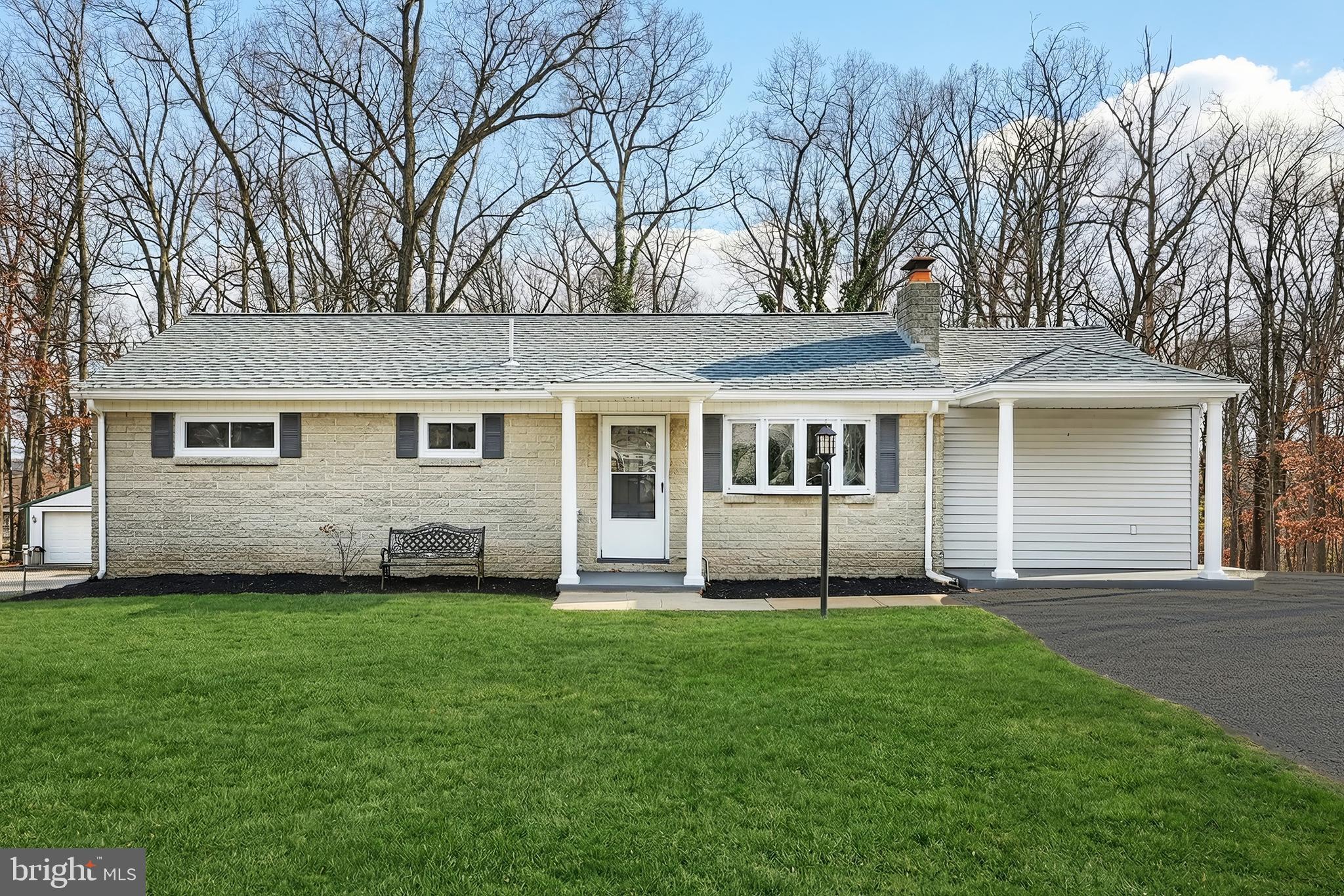 287 Chestnut Hill Road York, PA 17402 - Photo 2 of 36 front view of a house and a yard