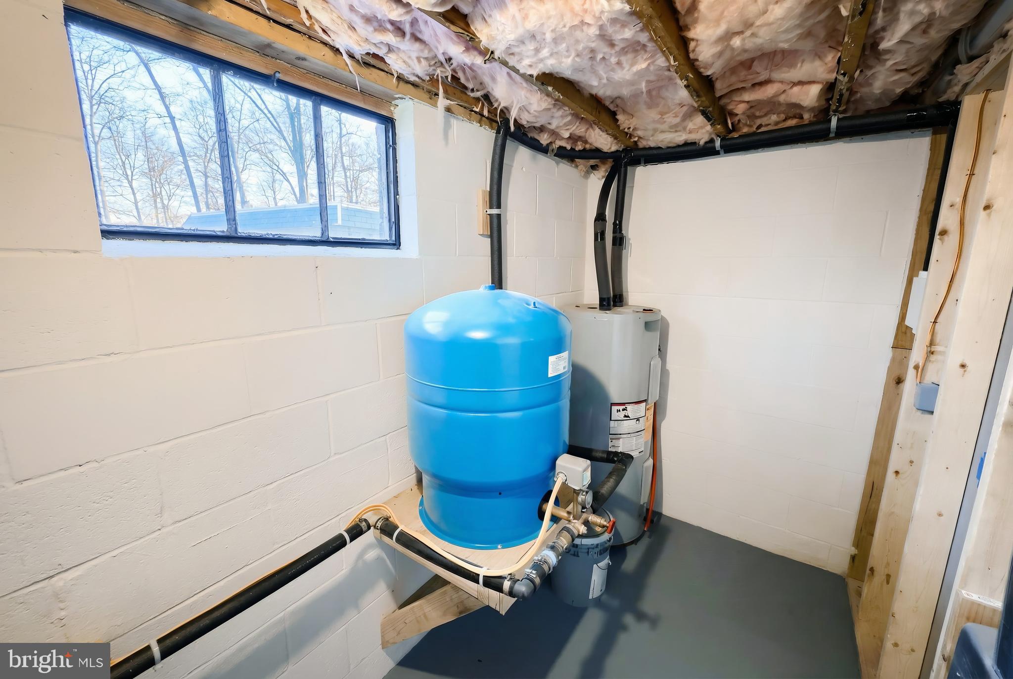 287 Chestnut Hill Road York, PA 17402 - Photo 29 of 36 a room with a chair and potted plant