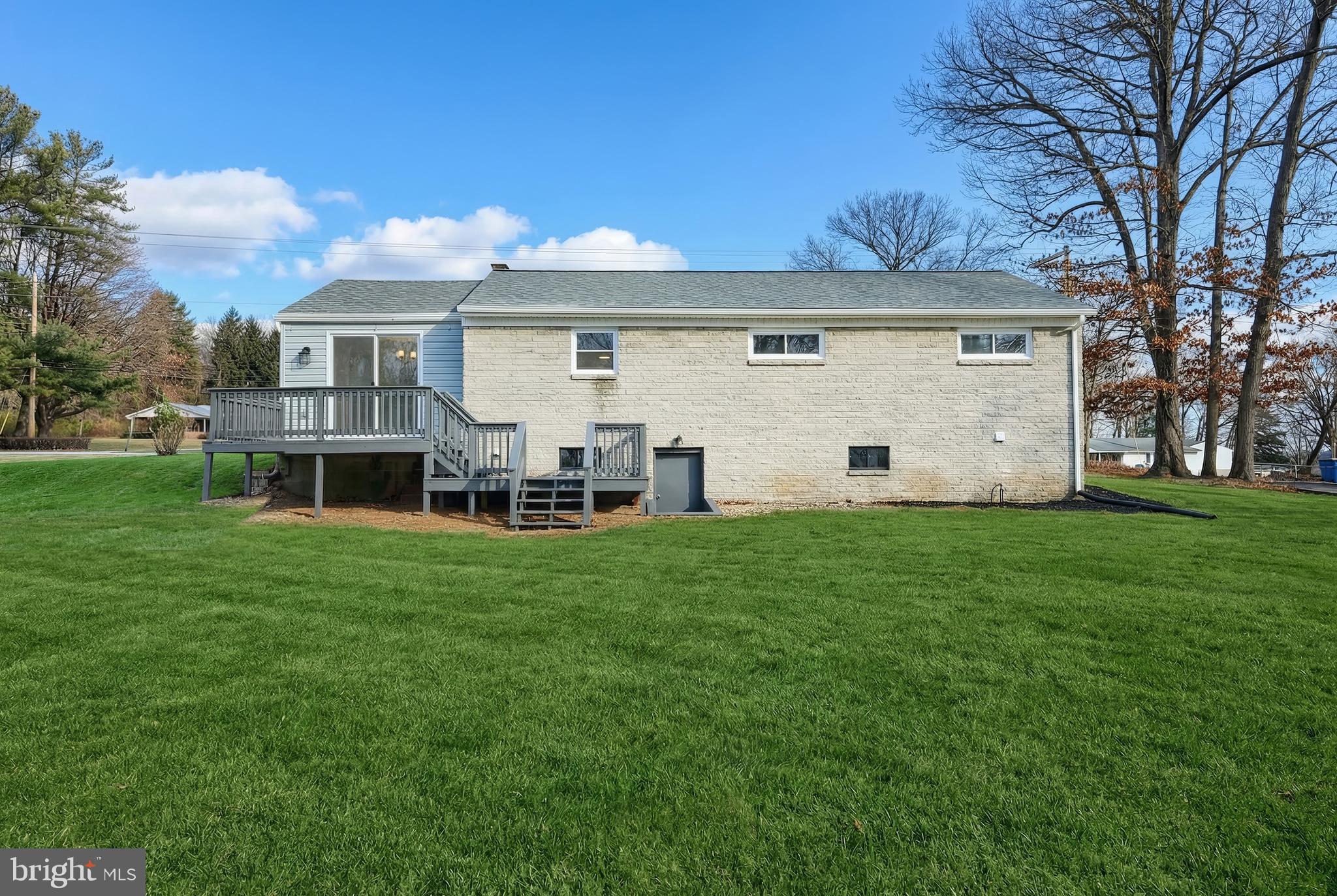 287 Chestnut Hill Road York, PA 17402 - Photo 5 of 36 a house view with a garden space