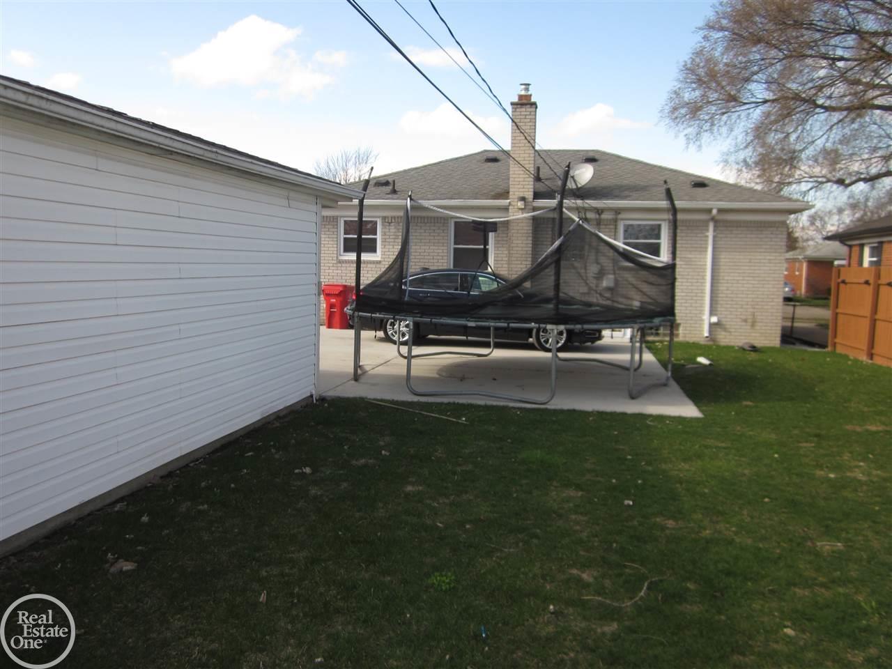 17104 Bell Eastpointe, MI 48021 - Photo 13 of 17 31345889-12.JPG