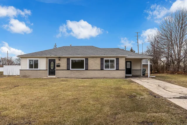 $330,000 | 1190 Ash Road, Hoffman Estates, IL 60169