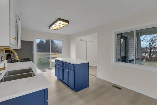 $330,000 | 1190 Ash Road, Hoffman Estates, IL 60169