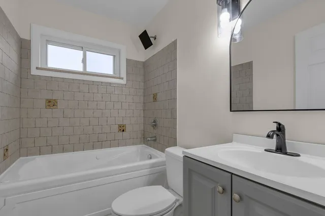 $330,000 | 1190 Ash Road, Hoffman Estates, IL 60169