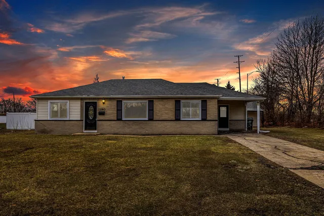 $330,000 | 1190 Ash Road, Hoffman Estates, IL 60169