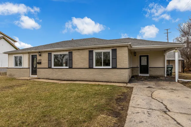 $330,000 | 1190 Ash Road, Hoffman Estates, IL 60169
