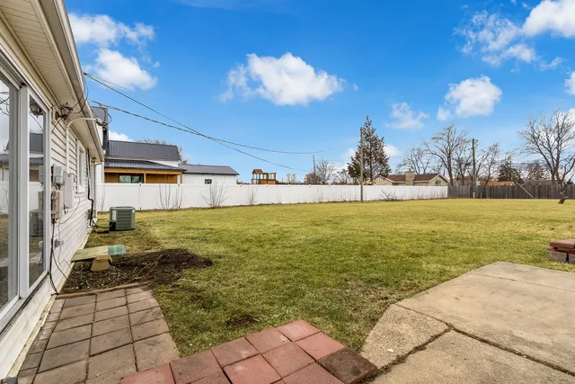 $330,000 | 1190 Ash Road, Hoffman Estates, IL 60169